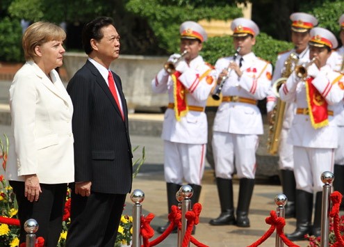 10h sáng 11/10, ngay sau khi đáp máy bay xuống Hà Nội, Thủ tướng Đức Angela Merkel đã được Thủ tướng Nguyễn Tấn Dũng đón tiếp.